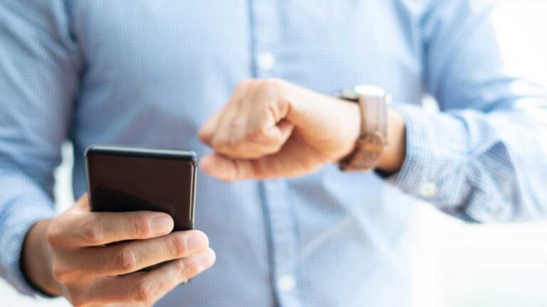 Ny digital tidskontroll: kan egenföretagare tvinga sina anställda att klocka in från sina mobiltelefoner?