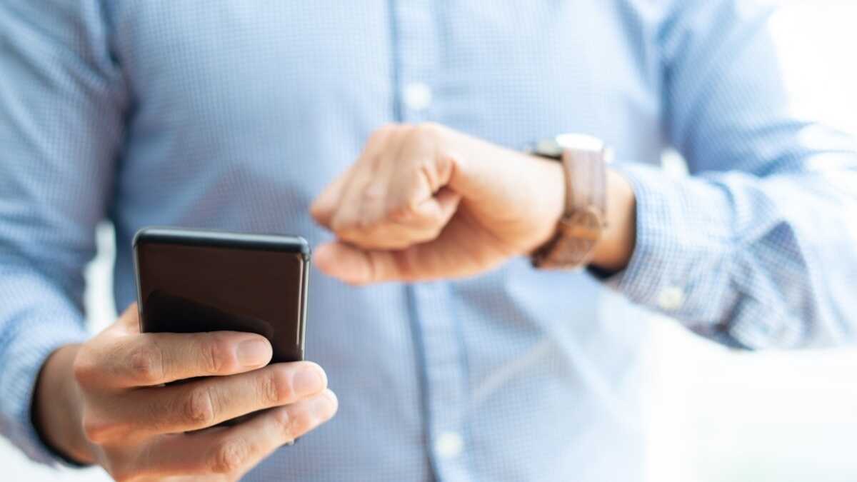 Ny digital tidskontroll: kan egenföretagare tvinga sina anställda att klocka in från sina mobiltelefoner?