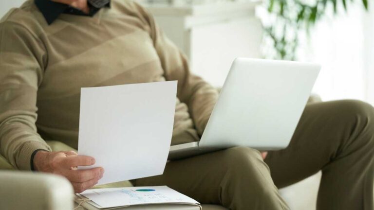 Socialutexaminerade försäkrar att egenföretagarna ska ha fått sina avgifter senast den 30 april