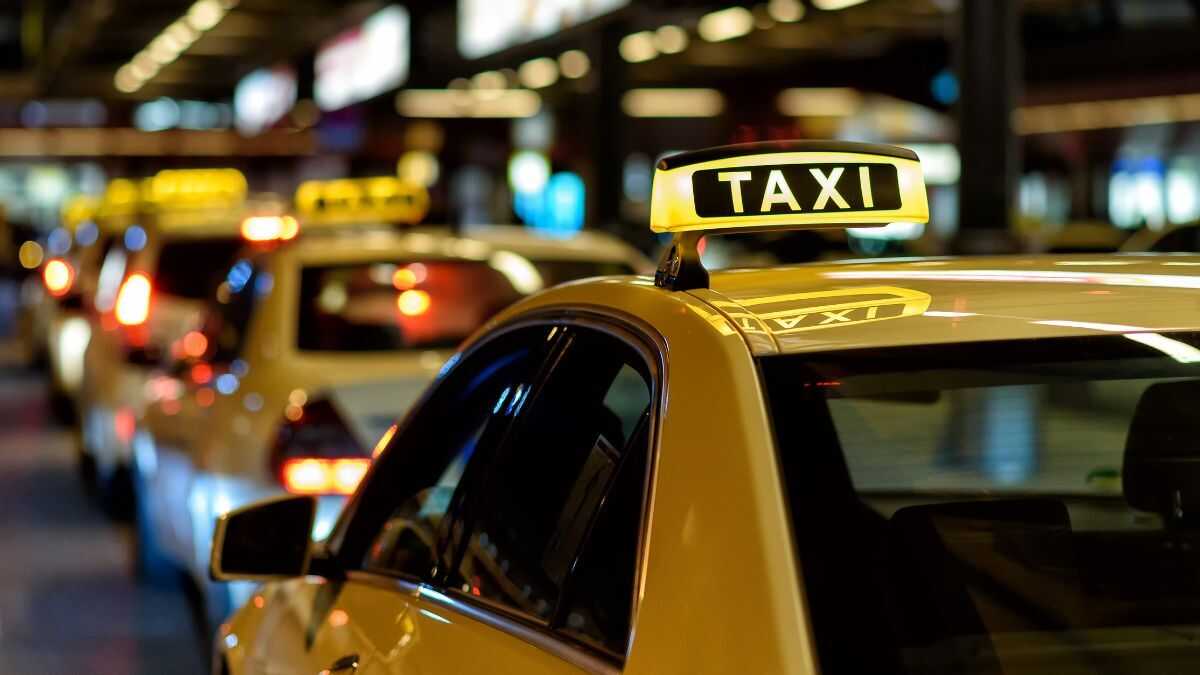 Vissa kommuner tvingar egenanställda taxiarbetare att hålla tidtabeller som om de vore anställda.