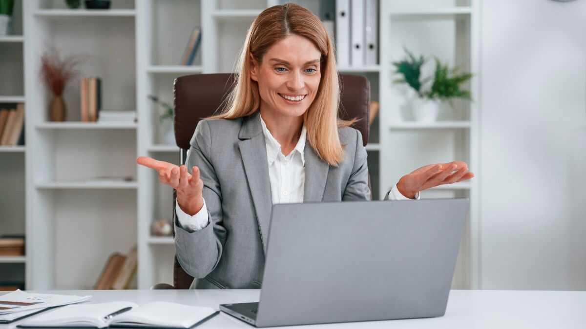 Finansministeriet sammanställer i en manual skatter och rutiner för egenföretagare sedan de öppnar verksamheten