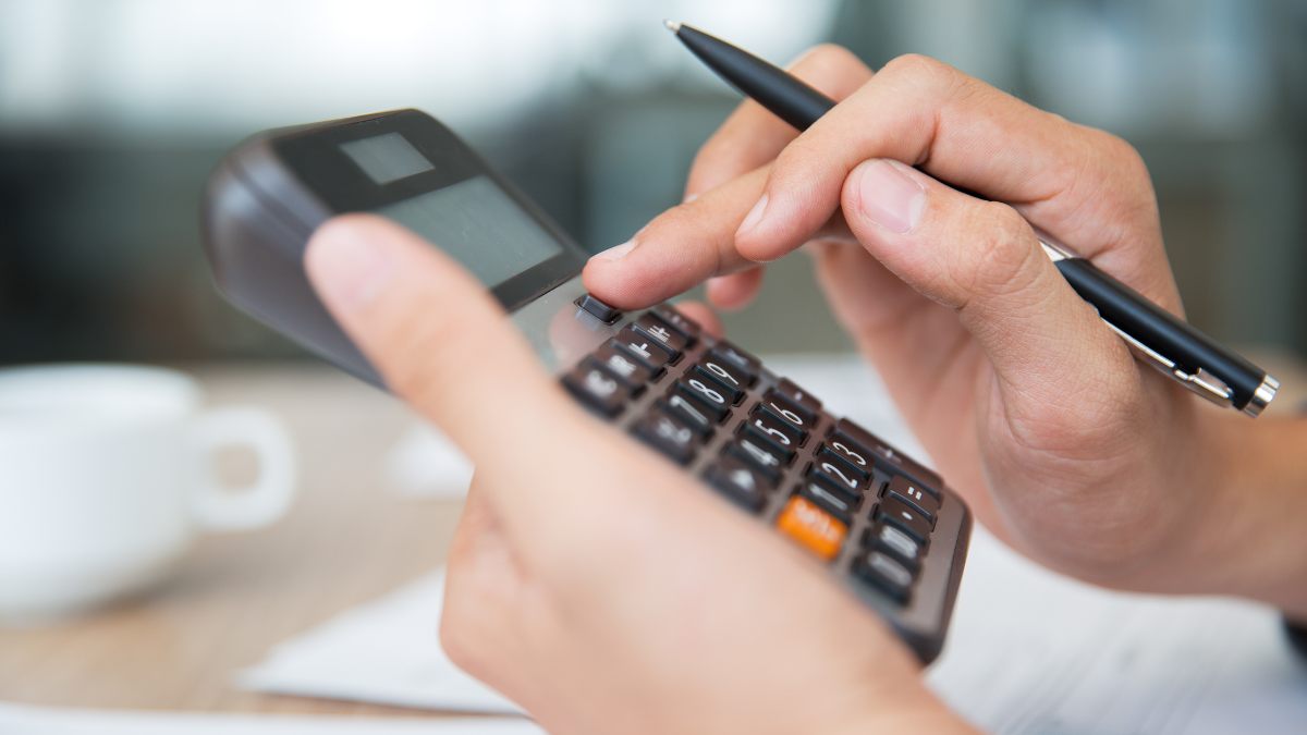 Egenföretagare och små och medelstora företag måste göra om löner och korrigera avgifter från januari efter förändringen av socialförsäkringen.