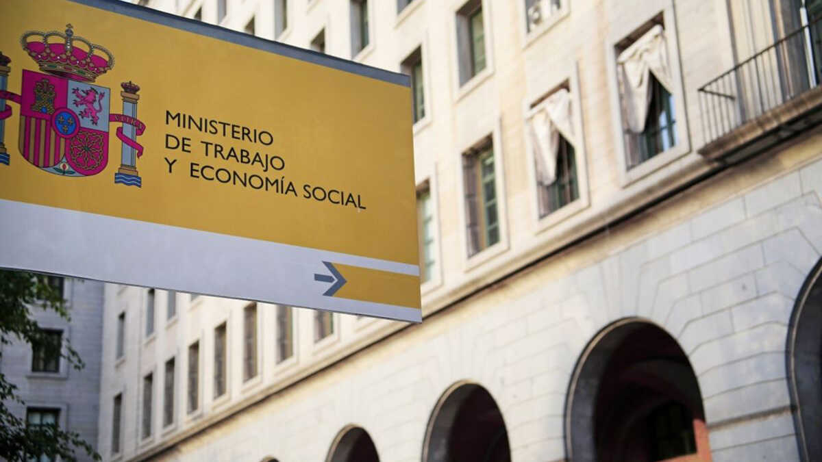 Egenföretagare och små och medelstora företag måste göra om löner och korrigera avgifter sedan januari i dagar