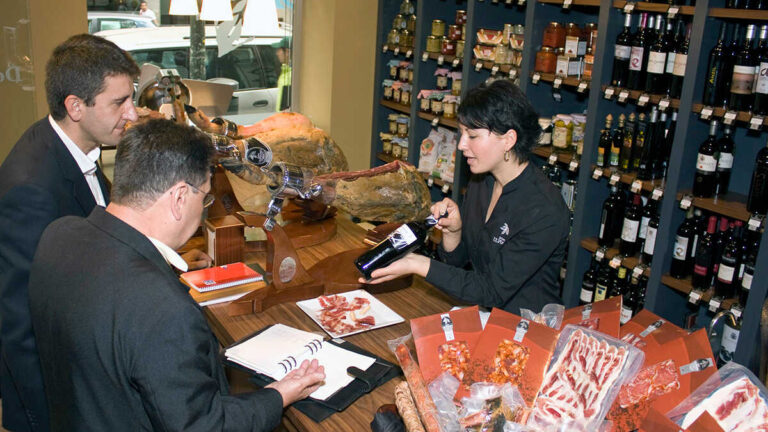 55 % av små och medelstora företag finansieras för att täcka utgifter, inte för att växa