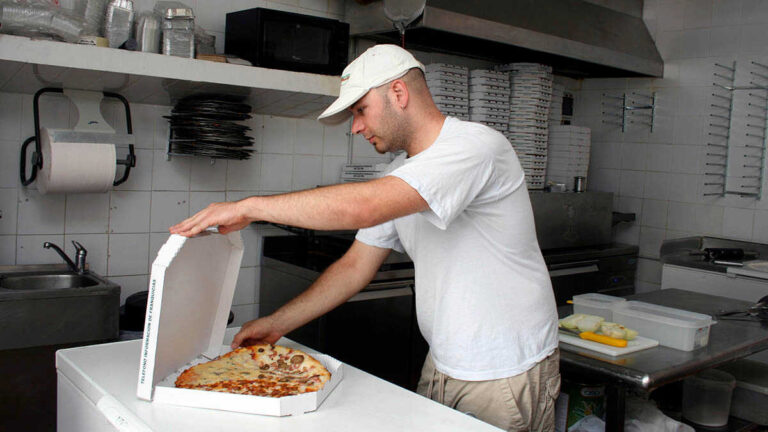 Att börja om från början eller öppna en franchise: vad minskar risken mest för att egenföretagare startar sin verksamhet