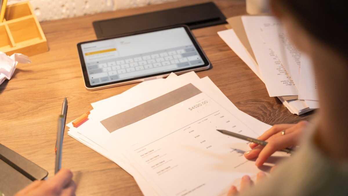 Finansministeriet påminner om att små och medelstora företag kan sänka sina skatter 2026 om de har obetalda fakturor