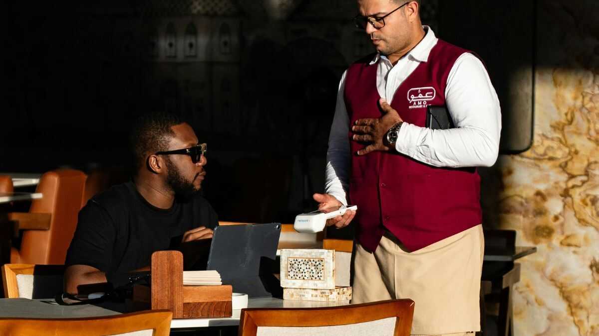 Egenföretagare och besöksnäringsföretag kommer att behöva stänga sina terrasser på grund av värmeböljan