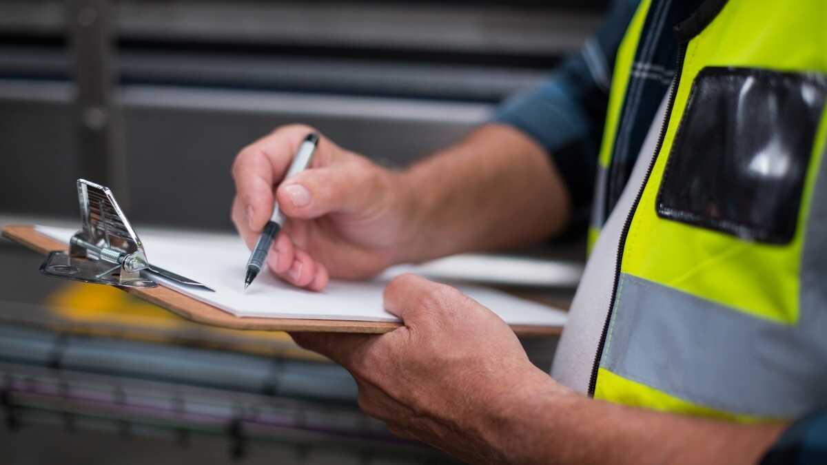 Yrkesinspektionen kommer inte heller att kunna träda in i egenföretagarverksamheten utan rättsligt tillstånd