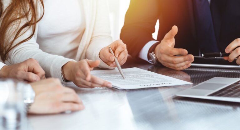 Avtalsanställning bevis på en försiktig arbetsmarknad, finner rapport