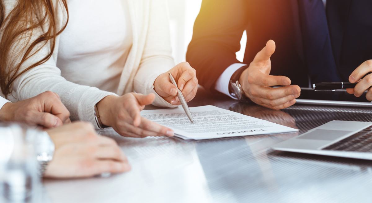 Avtalsanställning bevis på en försiktig arbetsmarknad, finner rapport