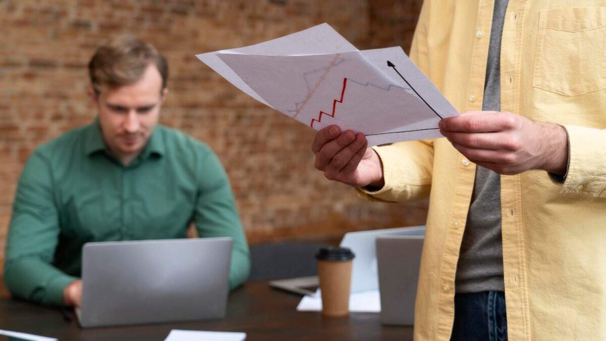 Små företag borde redan ha förberett sina konton och har till slutet av april på sig att legalisera dem