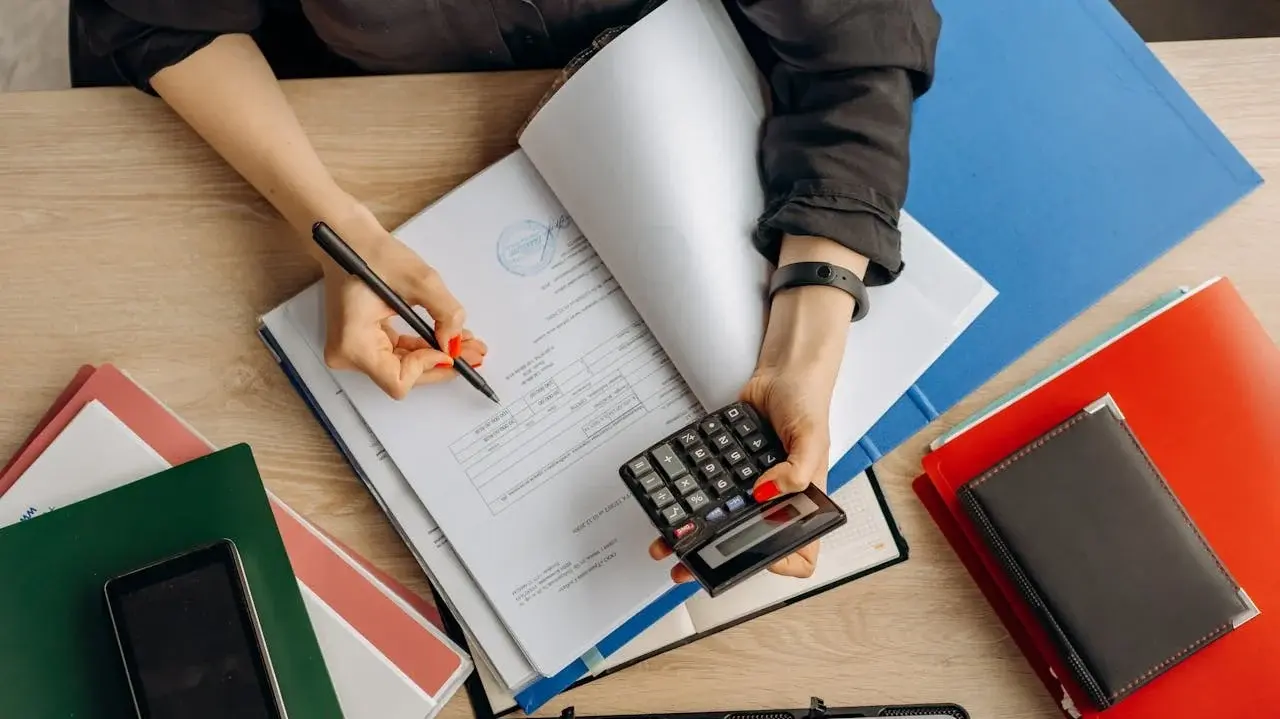 Socialutbildade ber att egenföretagare inte betalar avgifter retroaktivt