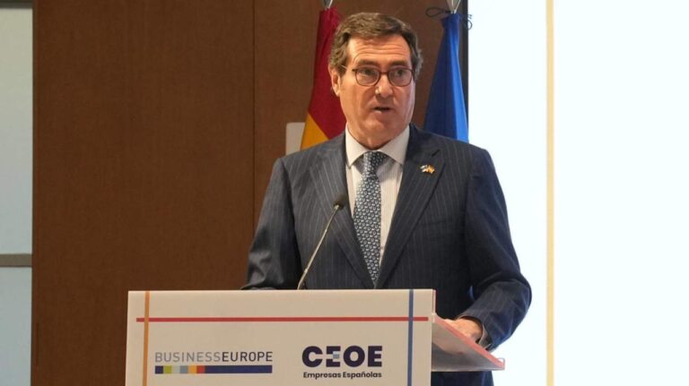 Garamendi (CEOE) bekräftar att frånvaro redan kostar små och medelstora företag 16 000 miljoner per år
