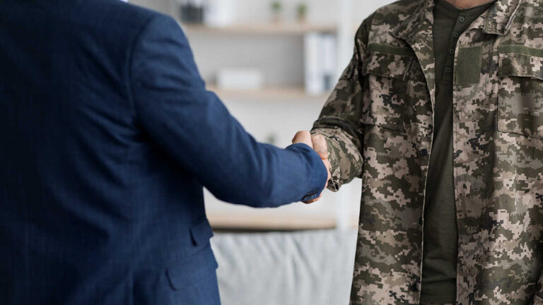 Små och medelstora företag kan spara mer än 23 000 euro per år om de anställer före detta militär personal över 45 år

