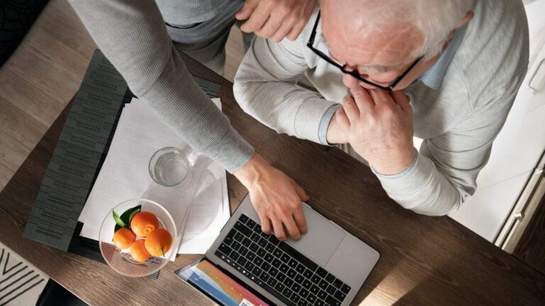 Socialförsäkringen förklarar vilka egenföretagare som kommer att få ett tillägg för att nå minimipensionen 2026

