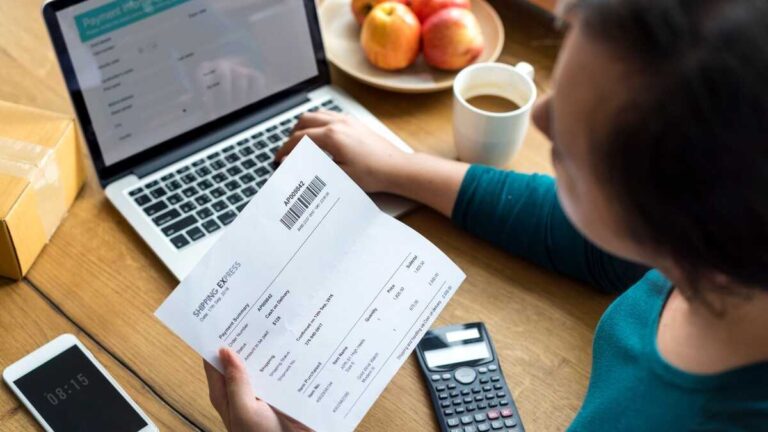 Tusentals egenföretagare kommer återigen att betala 21 % moms