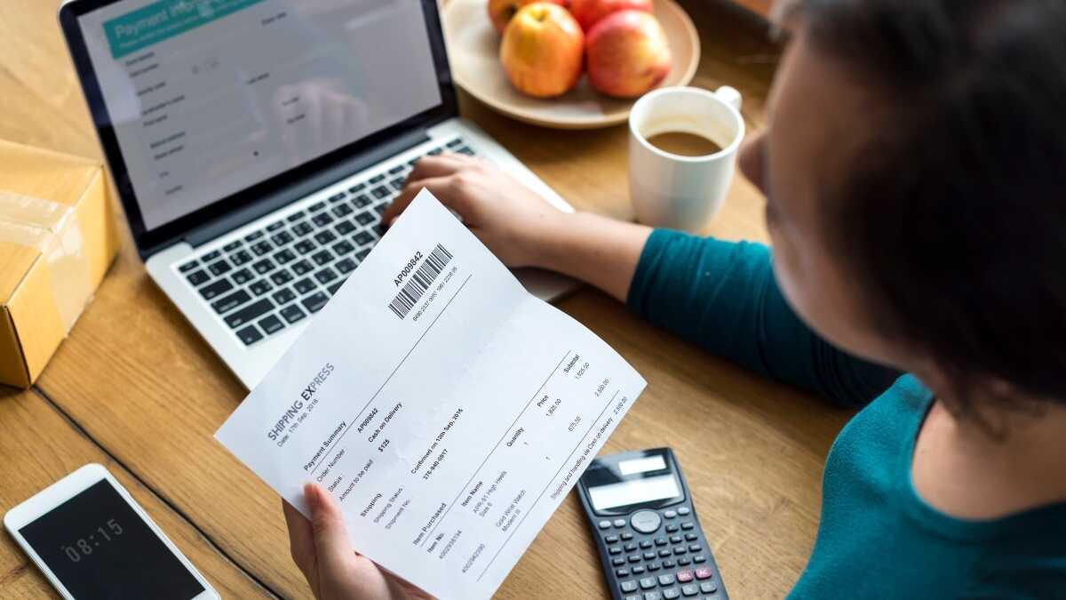Tusentals egenföretagare kommer återigen att betala 21 % moms