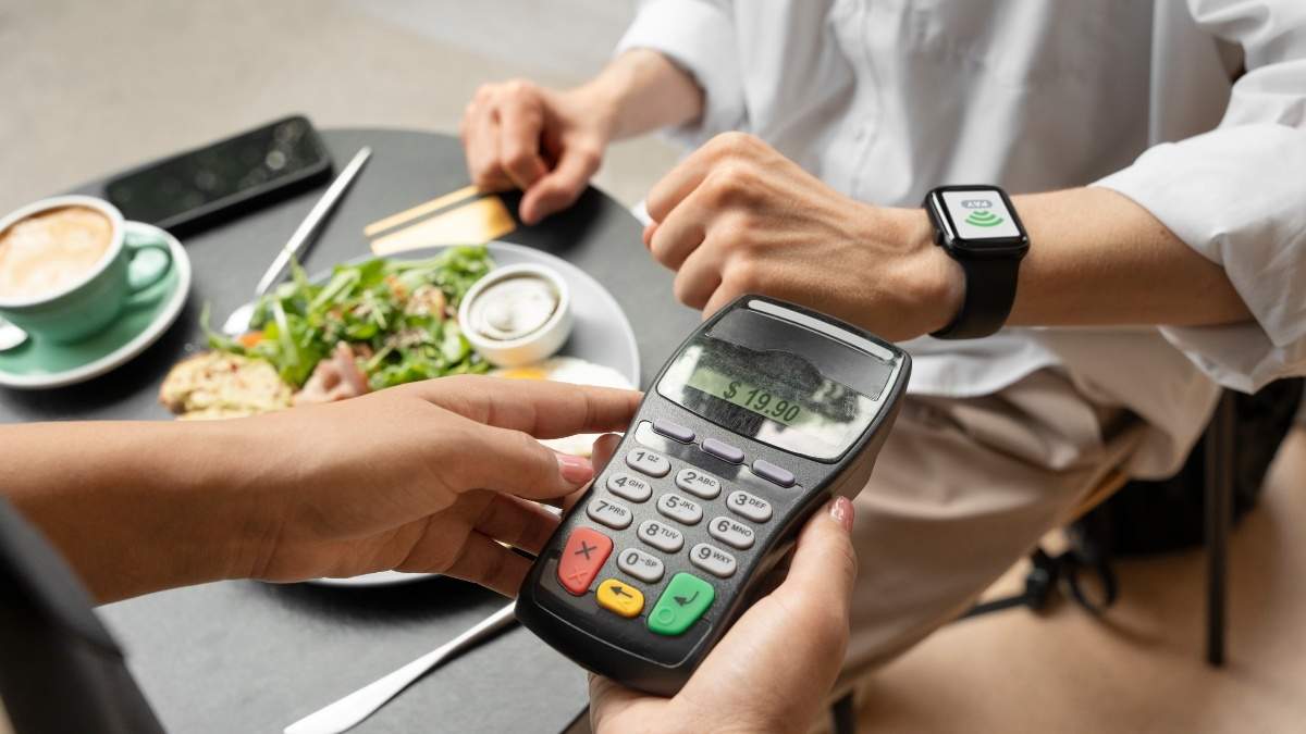 Små företag som inte accepterar mobilbetalningar kan driva bort hälften av kunderna