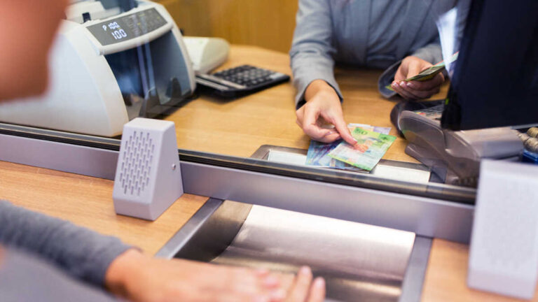 Ekonomi kommer att begränsa de utgifter som bankerna tar ut från egenföretagare för att stanna i minus

