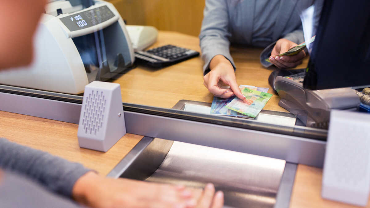 Ekonomi kommer att begränsa de utgifter som bankerna tar ut från egenföretagare för att stanna i minus