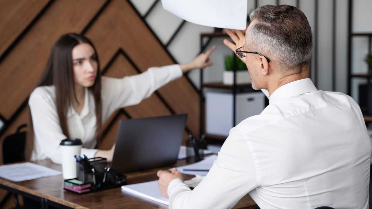 En egenföretagare sade upp sin anställd på grund av schemat och nu måste han återinställa henne och betala 6 250 euro