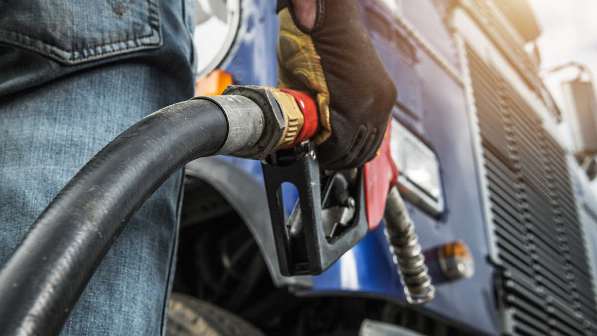 De egenföretagande transportarbetarna fördömer att stödet är värdelöst eftersom diesel kostar nästan två euro per liter