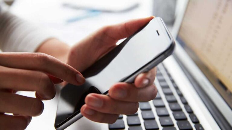 Egenföretagare kan få sanktioner om de tvingar sina anställda att använda sin personliga mobiltelefon för att arbeta.

